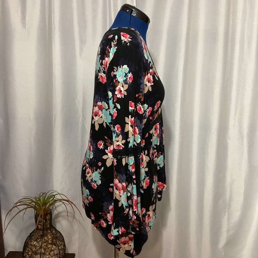Woman’s Gently Used Relativity Tunic - Picture 4 of 12